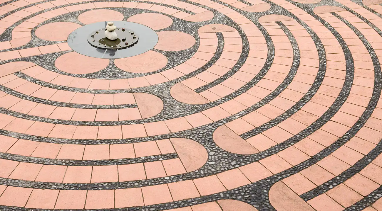 Das Layrinth Mosaik vor der Hochgrat Klinik
